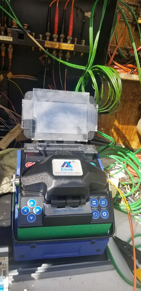 Optical fiber fusion splicer on site